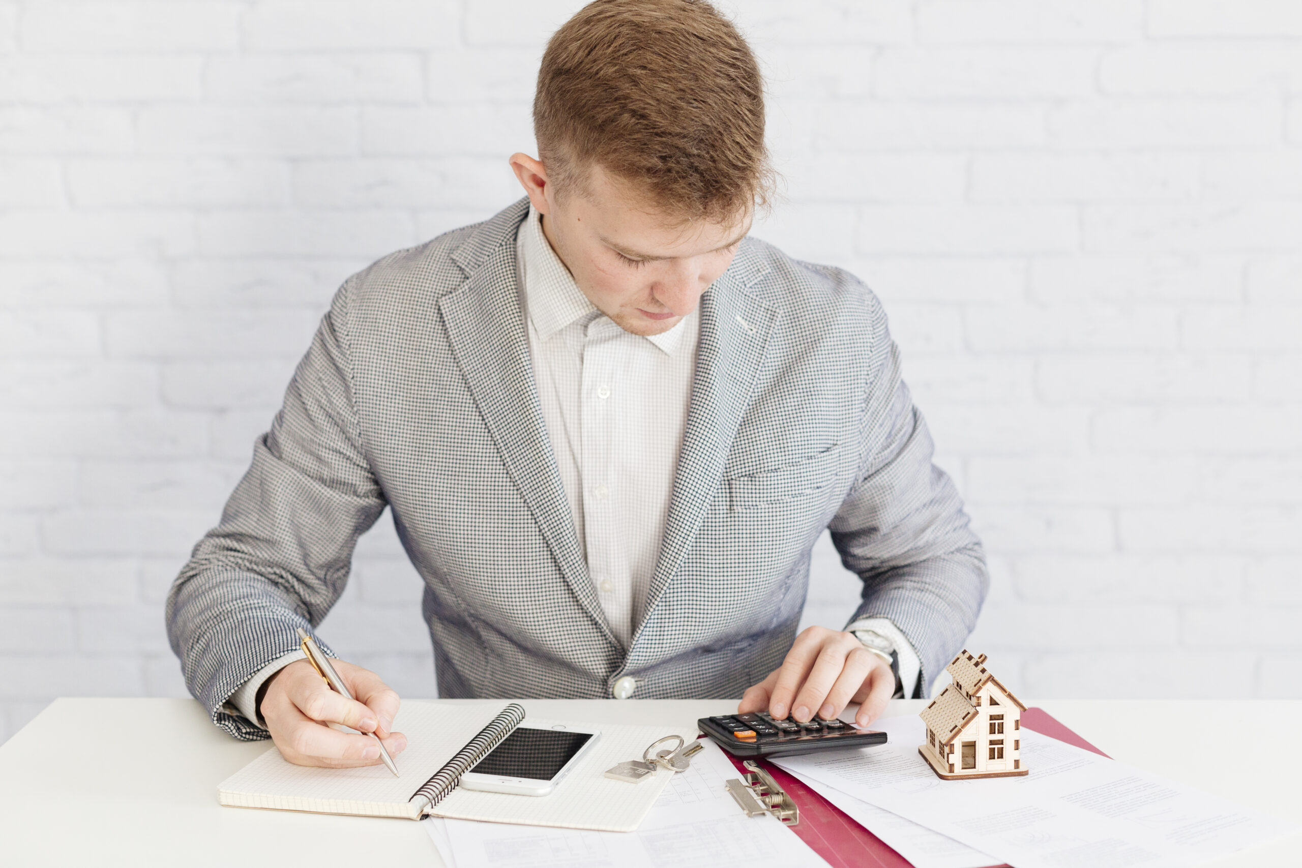 Mężczyzna liczy zdolność kredytową